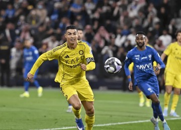 开云体育服务-球报：C罗将继续等待拖欠薪资问题得到解决后，再回归赛场